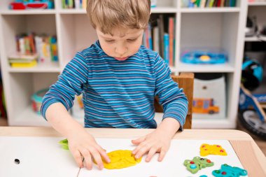 Boncuklarla süslenmiş plastik kelebekler. Seramik ve çömlekçiliğin başlangıcı. Evde etkinlikler, sanat terapisi, yaratıcılık ve hayal gücü egzersizleri .