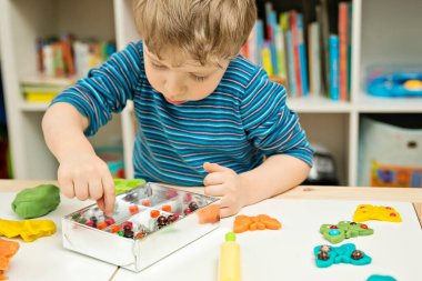 Boncuklarla süslenmiş plastik kelebekler. Seramik ve çömlekçiliğin başlangıcı. Evde etkinlikler, sanat terapisi, yaratıcılık ve hayal gücü egzersizleri .