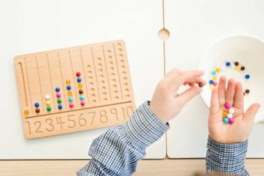 Montessori Boncuklar Kurulu. Sayıları saymayı ve yazmayı öğrenmek, çocuğu zihinsel aritmetiğe hazırlamak, bir düzen, odaklanma, koordinasyon ve doğruluk duygusu geliştirmek.