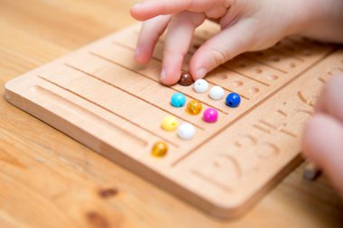 Montessori Boncuklar Kurulu. Sayıları saymayı ve yazmayı öğrenmek, çocuğu zihinsel aritmetiğe hazırlamak, bir düzen, odaklanma, koordinasyon ve doğruluk duygusu geliştirmek.