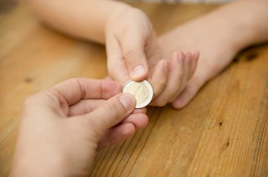 Para biriktirmek için bir çocuğa para vermek. Çocukların finansal eğitimi, finansal okur-yazarlık. Yapılan görevler için ödeme.