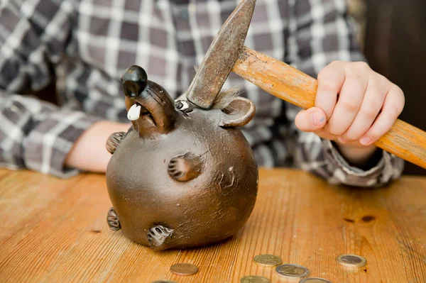 Gros Rat Économiser Argent Garçon Tenant Marteau Sur Tirelire Céramique — Photo