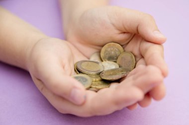 Çocuk ellerinde Euro sikkeleri. Para transferi, yatırım, ödeme, bağış, hediye konsepti. Gelecek için para biriktirmek, eğitim, araba, düğünler.