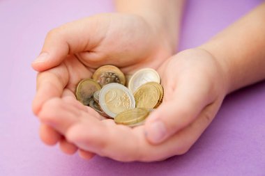 Çocuk ellerinde Euro sikkeleri. Para transferi, yatırım, ödeme, bağış, hediye konsepti. Gelecek için para biriktirmek, eğitim, araba, düğünler.