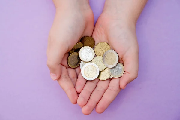 Moedas Euro Mãos Crianças Transferência Moeda Investimento Pagamento Doação Conceito — Fotografia de Stock