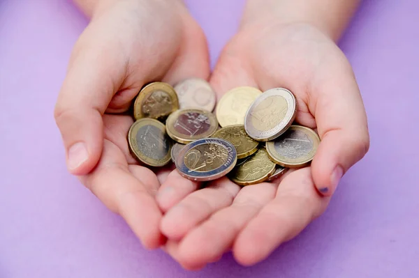 Moedas Euro Mãos Crianças Transferência Moeda Investimento Pagamento Doação Conceito — Fotografia de Stock