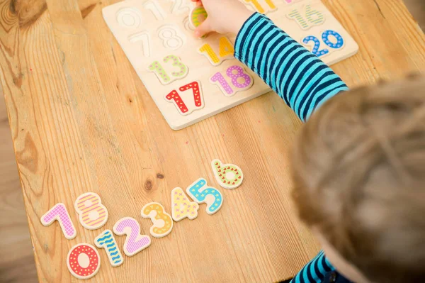 Niños Aprendiendo Números Través Del Juego Actividad Con Números Madera —  Fotos de Stock