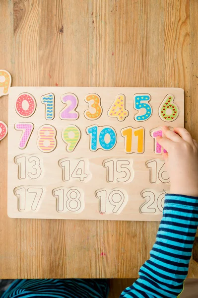 Kind Lernt Zahlen Durch Spiel Aktivität Mit Holzzahlen Erziehung Hause — Stockfoto