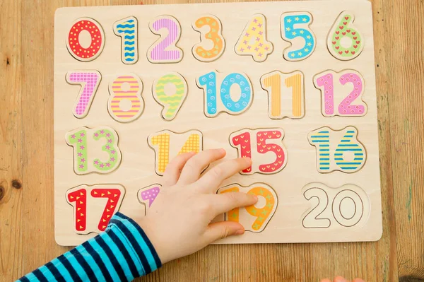 Niños Aprendiendo Números Través Del Juego Actividad Con Números Madera —  Fotos de Stock