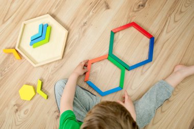 Çocuk farklı renklerin detaylarıyla oynar. İyi motor beceriler, beyin egzersizleri için terapi görevi ve zihinsel gelişim için mantık eğitimi oyunu. Montessori tipi uygulama. Eğitim için tahta oyuncaklar