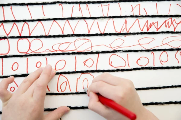 Bambino Impara Scrivere Simboli Compiti Addestramento Manuale Assegnazione Esercizio Scrittura — Foto Stock