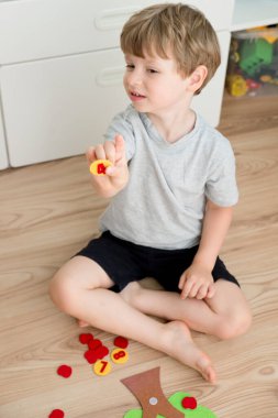 Elma ağacını numaralarla hissettim. Çocukların saymayı öğrenmesi için anaokulu uygulaması. Montessori konsepti, erken eğitim. Çocuklar el üstünde oyuncak.