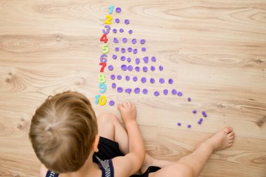 Play-Doh taşları ve numaraları. DIY oyunu sayılıyor. Matematiksel bir görev. Evde oyna. Öğrenmenin yolu.