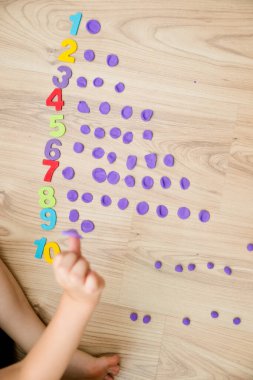 Play-Doh taşları ve numaraları. DIY oyunu sayılıyor. Matematiksel bir görev. Evde oyna. Öğrenmenin yolu.