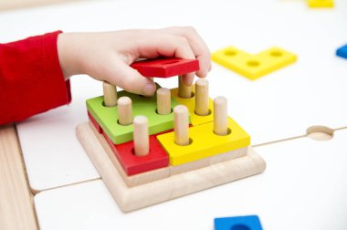 Şekillere uyuyor. Üç boyutlu ahşap inşaatçı. Saymayı öğrenmek için uygulama. Toplama ve çıkarma egzersizleri. Anaokulu ve anaokulu çocukları için Montessori metodu.