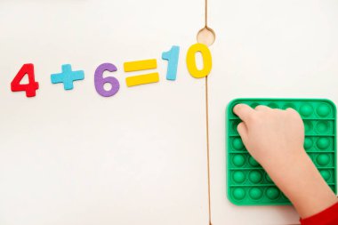 Üç boyutlu ahşap sayılar. Rakamların yardımıyla saymayı öğrenmek ve 