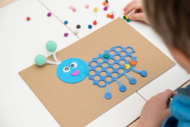 Mutlu bir böceğin vücuduna renkli bir plasticin sür. 5 dakikalık bir gemi. Yaratıcı anneler için fikirler. Anaokulu çocukları için evde etkinlikler.