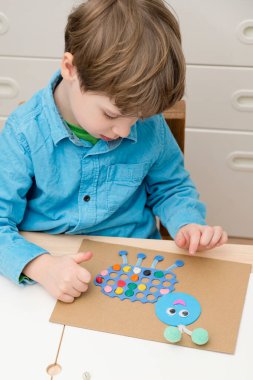 Mutlu bir böceğin vücuduna renkli bir plasticin sür. 5 dakikalık bir gemi. Yaratıcı anneler için fikirler. Anaokulu çocukları için evde etkinlikler.