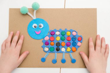 Mutlu bir böceğin vücuduna renkli bir plasticin sür. 5 dakikalık bir gemi. Yaratıcı anneler için fikirler. Anaokulu çocukları için evde etkinlikler.