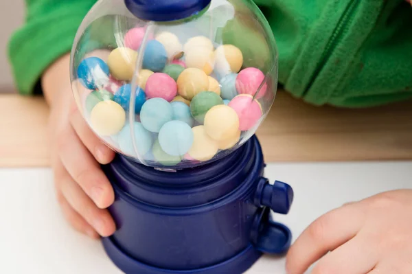 Mooie Jongen Speelt Met Snoepautomaat Gumball Machine Speelgoed Met Kleurrijke — Stockfoto