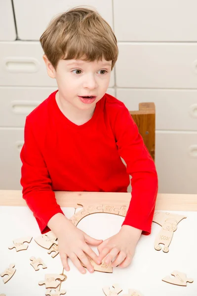 Деревянная Игрушка Изучение Букв Порядке Алфавита Пальцы Ребенка Держат Кусочки — стоковое фото