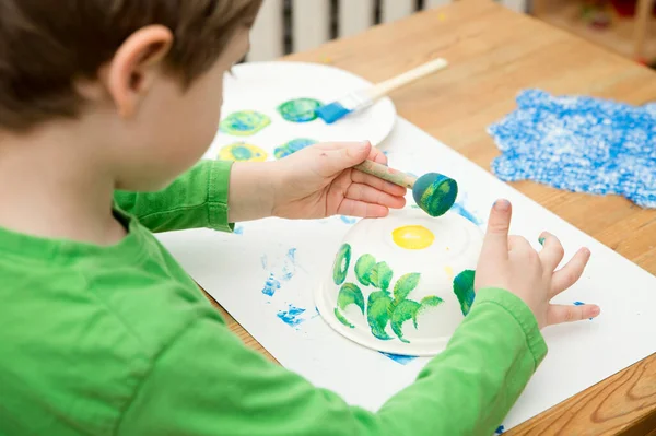 수공예 장난감 집에서 동화를 시절의 유치원에서 창조성을 담당하는 샵입니다 그림그리고 — 스톡 사진