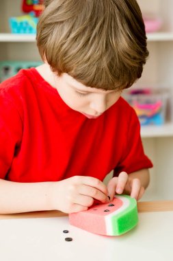 Plastik düğmeyle doldurulmuş karpuz şekilli sünger. Montessori aracı iyi motor beceriler, el koordinasyonu, odaklanma ve sabır eğitimi için. Duyusal terapi, erken eğitim.