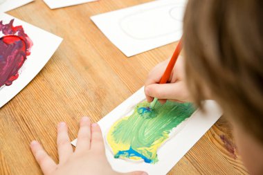 Renk karıştırma görevi. Çocuk aktiviteleri, evde çocuklar için kolay fikirler. Evde sanat dersleri. Çocuklar için DIY görevleri. Erken okul öncesi eğitim.