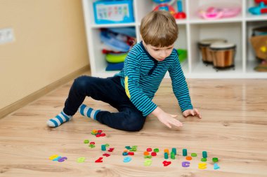 Matematik ve eğlence. Renkli doğal ahşap numaralarıyla pişmemiş makarnanın hesaplanması ve işaretlenmesi. Kendin-yap oyunu. Evde oyna. Öğrenmenin yolu.