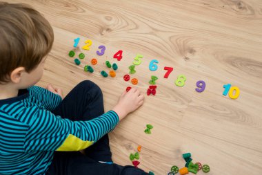 Matematik ve eğlence. Renkli doğal ahşap numaralarıyla pişmemiş makarnanın hesaplanması ve işaretlenmesi. Kendin-yap oyunu. Evde oyna. Öğrenmenin yolu.