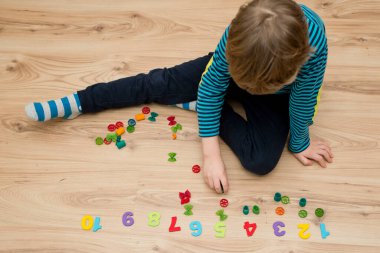 Matematik ve eğlence. Renkli doğal ahşap numaralarıyla pişmemiş makarnanın hesaplanması ve işaretlenmesi. Kendin-yap oyunu. Evde oyna. Öğrenmenin yolu.