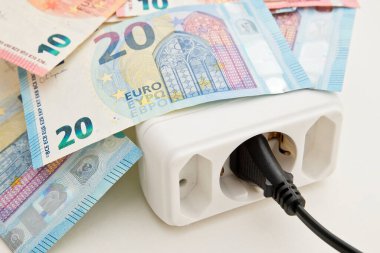 Avro banknotlarının elektrik prizi. Elektrik maliyeti ve pahalı enerji kavramları. Artan tüketim, enerji krizi. Enflasyon. Fiyat seviyesi her yıl daha pahalı oluyor..