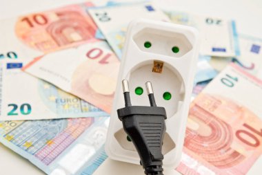 Avro banknotlarının elektrik prizi. Elektrik maliyeti ve pahalı enerji kavramları. Artan tüketim, enerji krizi. Enflasyon. Fiyat seviyesi her yıl daha pahalı oluyor..