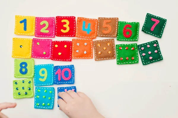 Niño Jugando Suelo Juego Hecho Casa Encontrar Par Adecuado Cuadrado — Foto de Stock