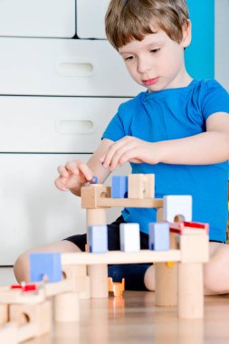 Şelale gibi mermer koşusu. Çocuklar tahta pist ve toplarla oynarlar. Eğlenceli bir oyun. Yaratıcılık ve inşaat tasarımı. Anaokulu ve anaokulu çocukları için Montessori metodu.