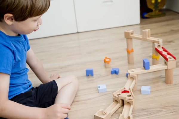 Şelale gibi mermer koşusu. Çocuklar tahta pist ve toplarla oynarlar. Eğlenceli bir oyun. Yaratıcılık ve inşaat tasarımı. Anaokulu ve anaokulu çocukları için Montessori metodu.