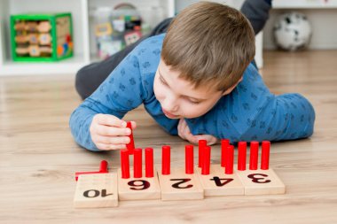 Montessori metodolojisinin ahşap figürleri. Matematik çocukları çocuklar için bulmaca sayıyor. Geliştirilmesi gereken bilgisayar oyunları eğitimi. Zeki bir çocuk matematik oyuncağı. Sayı oyunu tahtası.
