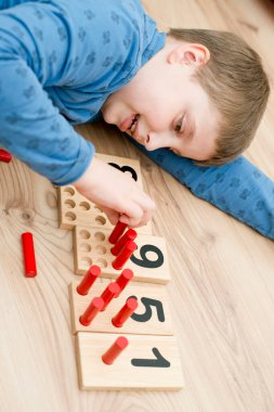 Montessori metodolojisinin ahşap figürleri. Matematik çocukları çocuklar için bulmaca sayıyor. Geliştirilmesi gereken bilgisayar oyunları eğitimi. Zeki bir çocuk matematik oyuncağı. Sayı oyunu tahtası.