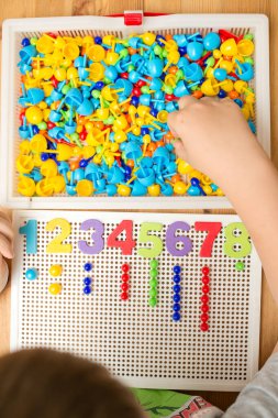 İğne yerleştiren numaracı çocuk sayesinde. sayma oyunu. Matematiksel görev. Evde oynayın. öğrenme yolu.