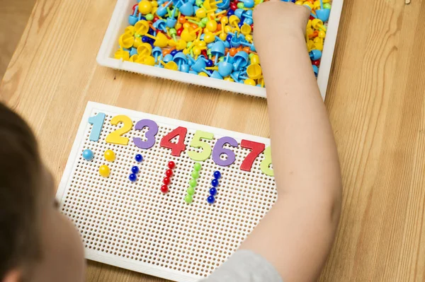 Przez Dostarczone Numery Chłopiec Wkładając Szpilki Odliczanie Gry Zadanie Matematyczne — Zdjęcie stockowe