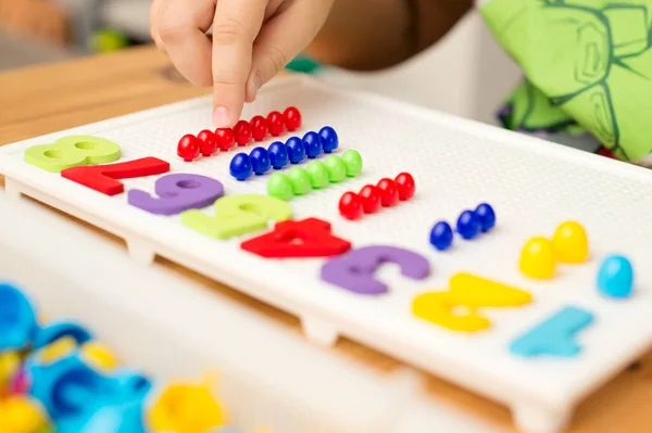 Ğne Yerleştiren Numaracı Çocuk Sayesinde Sayma Oyunu Matematiksel Görev Evde — Stok fotoğraf