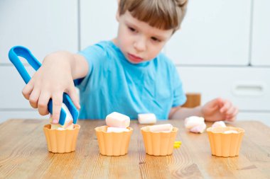 Evde eğlenmek. Çocuklar için DIY oyunu. Annen için bir fikir. Şekerlemeler ve kek kalıpları. Fincanın yanına ne kadar şeker koyarsan koy. Oyun boyunca öğrenme.