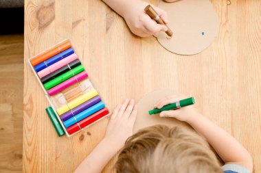 Kuaförde oynuyordum. Sıfır atık, yeniden ambalaj malzemeleri kullanılıyor. Kullanılmış karton ve köpükten yapılmış müşteri oyuncağı. Saç kesen çocuk. Evde rol yapma oyunları.