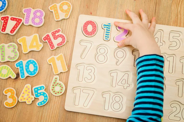 Niños Aprendiendo Números Través Del Juego Actividad Con Números Madera —  Fotos de Stock