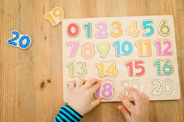 Niños Aprendiendo Números Través Del Juego Actividad Con Números Madera —  Fotos de Stock