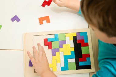 Tahta yapboz. Zekice, beyin eğitimi oyunu. Çocukların yeteneklerini geliştirerek akıllanmaları için, bu oyuncağı kullanarak renkleri öğrenmek ve bu eğlenceli mantıksal hafıza oyunuyla zihinlerini canlandırmak için.