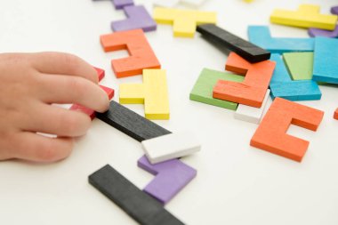 Tahta yapboz. Zekice, beyin eğitimi oyunu. Çocukların yeteneklerini geliştirerek akıllanmaları için, bu oyuncağı kullanarak renkleri öğrenmek ve bu eğlenceli mantıksal hafıza oyunuyla zihinlerini canlandırmak için.