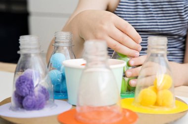 Doğru renk ponponları koy. Çocuklar için renkli top sıralama oyunu. Beş dakikalık el işi. Çocuk yuvası aktivitesi. Erken eğitim, iyi motor beceriler..