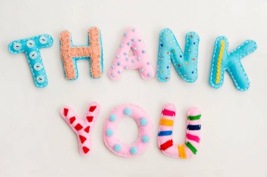 Süslemeli keçeli mektuplar. Tarafsız arka planda 