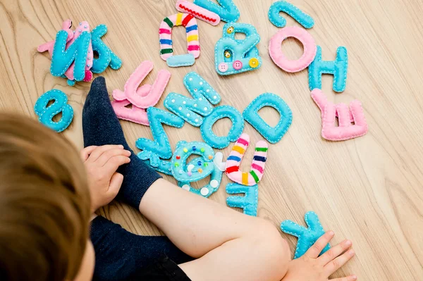 Voll Sinnlichen Alphabets Großbuchstaben Aus Gefülltem Filz Spielzeug Und Utensilien — Stockfoto